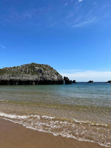an island in the ocean with a sandy beach at Hospedaje de La Hoz in Isla