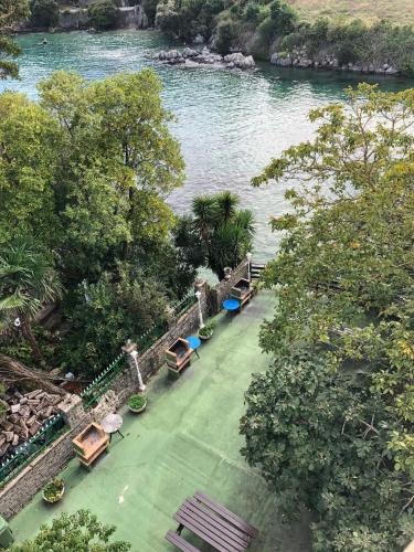 a group of benches sitting next to a river at Hospedaje de La Hoz in Isla