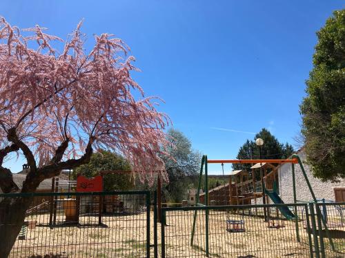 un parque infantil con tobogán en El Rincón de Willy, en Zazuar