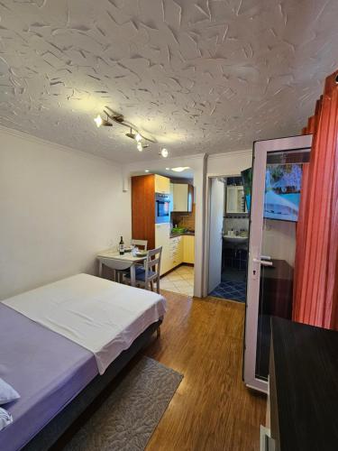 Postel nebo postele na pokoji v ubytování Dramalj 17 Apartments