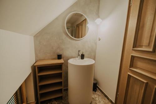 La salle de bains est pourvue d'un lavabo et d'un miroir. dans l'établissement Sweet Retreat, à Trebelno