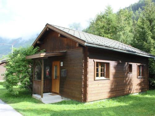 Cabaña de madera pequeña con puerta en el césped en Modern Chalet in Saas Balen with Garden en Saas-Balen