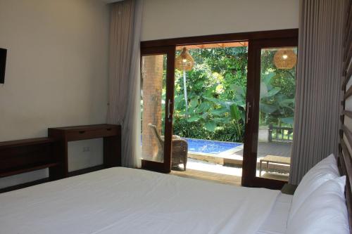 Llit o llits en una habitació de Belvilla 93903 Pandawa Sharing Villa Riverside