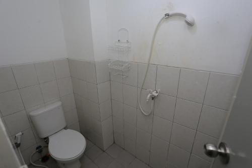丹格朗的住宿－Capital O 93910 Asia Rooms @ Green Lake View Ciputat，一间带卫生间和淋浴的浴室