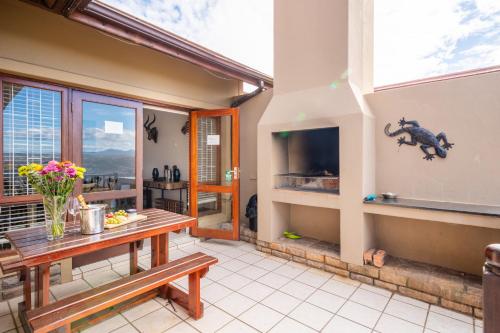 Un balcón o terraza de Luxury , space and views - Pezula Villa 13
