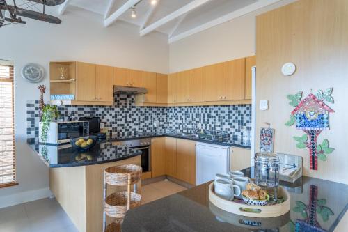 Una cocina o zona de cocina en Luxury , space and views - Pezula Villa 13
