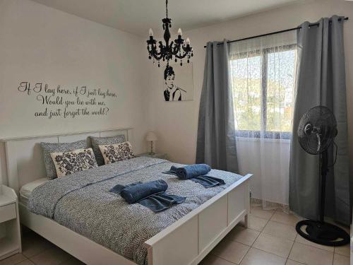 Postel nebo postele na pokoji v ubytování Mediterranean Sunrise Apartments A1
