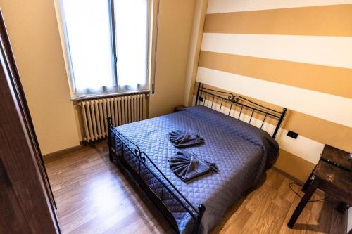 a small bedroom with a bed with towels on it at IL VENTIDUE in Ovada