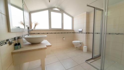 y baño con lavabo, ducha y aseo. en Villa Valley 6, 4 Bedroom, Private Arge Pool, Near Aquapark, en Fethiye