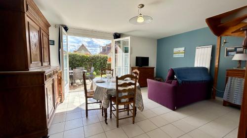 un salon avec une table et des chaises et une salle à manger dans l'établissement La Bignone - Charmante maison pour 6 personnes à Le Crotoy, au Crotoy