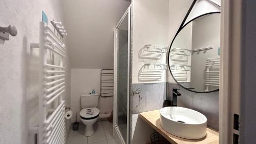 a white bathroom with a sink and a toilet at La Bignone - Charmante maison pour 6 personnes à Le Crotoy in Le Crotoy