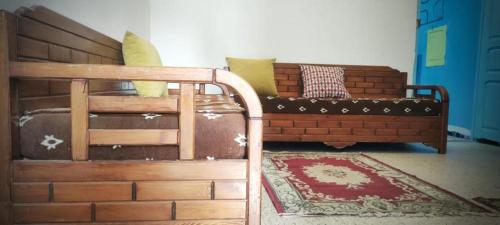 sala de estar con sofá y cama en Jnayna Space, en Degache