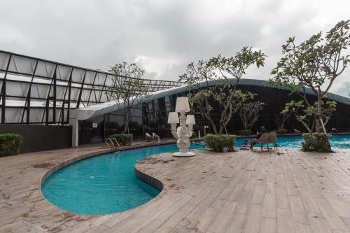een zwembad in het midden van een gebouw bij Duplex at Arte Mont Kiara by Bai Yi # 2501 in Kuala Lumpur