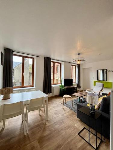un salon avec une table blanche et un canapé dans l'établissement Appartement idéalement situé au cœur de Dieppe, à Dieppe