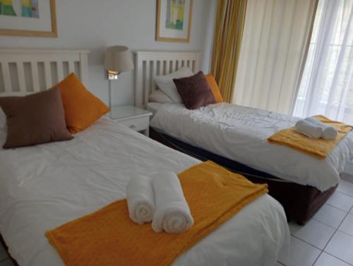 2 nebeneinander sitzende Betten in einem Schlafzimmer in der Unterkunft Villa del Sol Margate in Margate