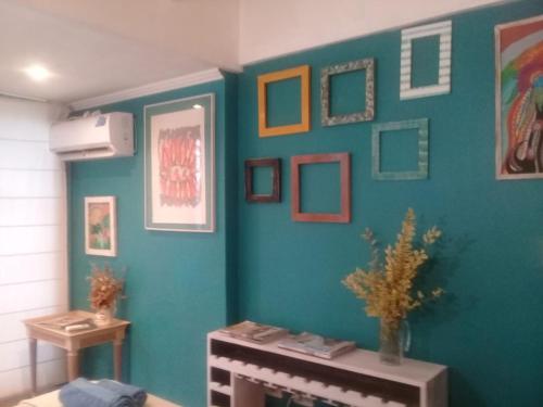una sala de estar con una pared azul con chimenea en Mendoza Leisure Time en Chacras de Coria