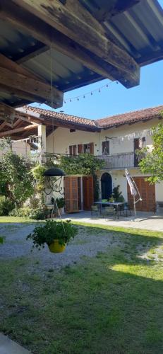 a patio of a house with a hanging plant at Il Giardino del Gallo in Cherasco