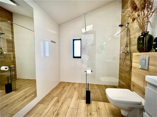 a bathroom with a toilet and a shower at Apartamenty BLAST nad morzem Chłopy in Chłopy