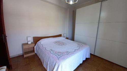 ein kleines Schlafzimmer mit einem Bett und einer Kommode in der Unterkunft Bilocale Jonio in Mascali