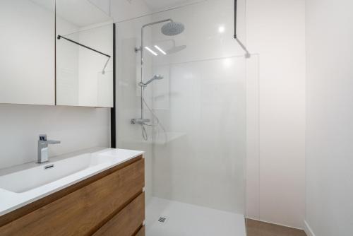 Et badeværelse på Renovated central seaview appartment "Atlanta"