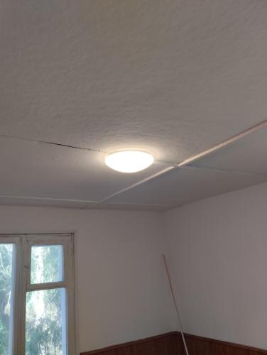 フラデツ・クラーロヴェーにあるChata u řeky Orliceの窓付きの客室で、天井に照明が付いています。