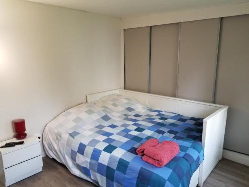 una camera da letto con un letto con due cuori sopra di Louveciennes: studio lumineux indépendant de 23 m2 a Louveciennes