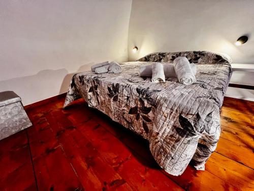 um quarto com uma cama com almofadas em Light House Bisceglie em Bisceglie