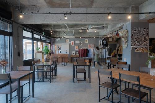 Takagiにある&HouSE - Vacation STAY 72442vの店内のテーブルと椅子が備わる部屋