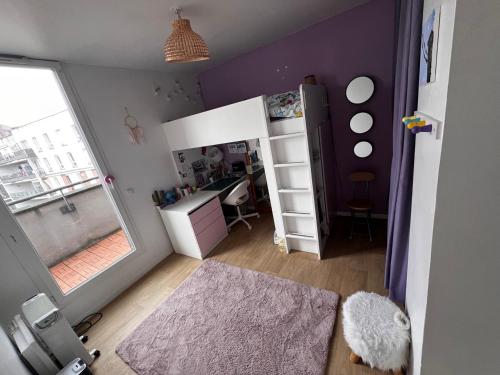 une chambre avec des murs violets et un lit et une fenêtre dans l'établissement Rooftop Vue sur Paris Tour eiffel Cinq minutes du metro, à Villejuif