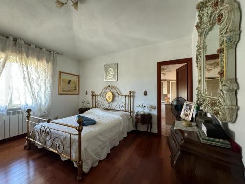una camera con un letto e un grande specchio di PM 2a Via Amsicora Guest House a Mògoro