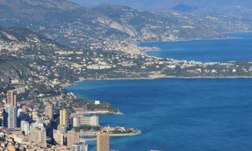 Photo de la galerie de l'établissement LE GOLFE BLEU - Logement 6 personnes - Vue mer latérale du 19-07 au 02-08 - DU SAMEDI AU SAMEDI, à Roquebrune-Cap-Martin