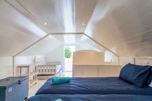 een slaapkamer met een blauw bed in een kamer bij Holiday Home in Onrus Hermanus in Hermanus