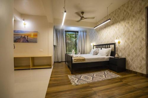 1 dormitorio con cama y ventana en Villa Cozy - Luxury Plunge Pool Villa in South Goa, en Benaulim