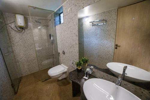 y baño con 2 lavabos, ducha y aseo. en Villa Cozy - Luxury Plunge Pool Villa in South Goa, en Benaulim