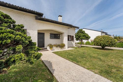 a house with a walkway in front of a yard at GuestReady - Casa do Farol in Marinhas