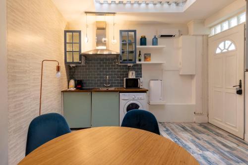a kitchen with a table and chairs in a room at Joli 2 pièces proche Marais in Paris