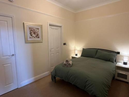 un dormitorio con una cama con dos animales de peluche en Thurnams House, Ground Floor Apt en Carlisle