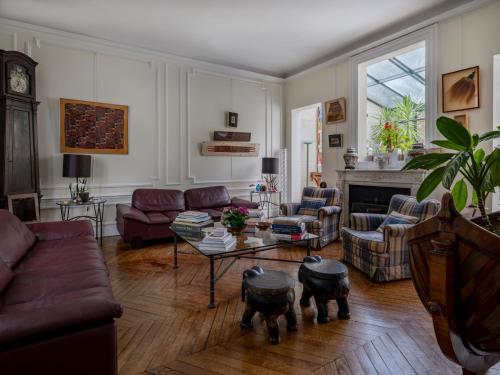 Uma área de estar em Paris Mozart Prestige Residence