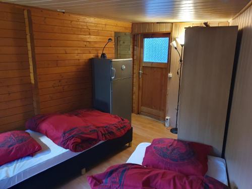 Habitación con 2 camas y nevera. en Ferienwohnung Monteurzimmer, en Glienicke