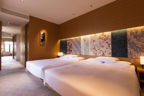 - une chambre d'hôtel avec 2 lits dans l'établissement Hyatt Regency Kyoto, à Kyoto