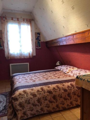 um quarto com uma cama num sótão em Yufan em La Ville-du-Bois