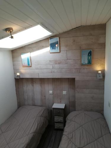 une chambre avec deux lits et une table dans l'établissement Appt 6- 8 personnes plein centre Cauterets 2 places parking, à Cauterets