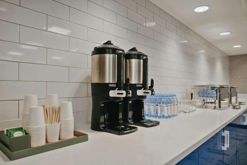 eine Kaffeemaschine auf einer Theke in einer Küche in der Unterkunft Clarion Lakeside Inn & Conference Centre in Kenora