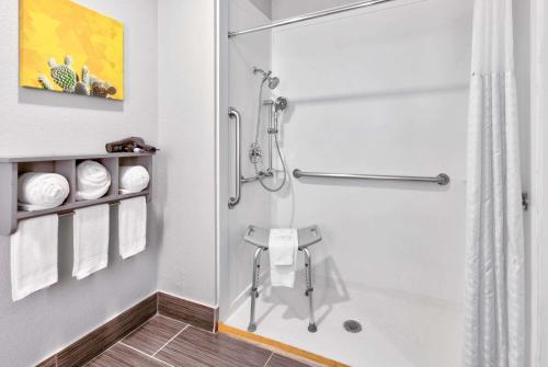 baño con ducha y puerta de cristal en La Quinta by Wyndham Dallas - Las Colinas en Irving