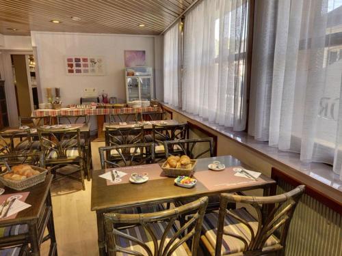 Hôtel de l'Orme, Akenaにあるレストランまたは飲食店