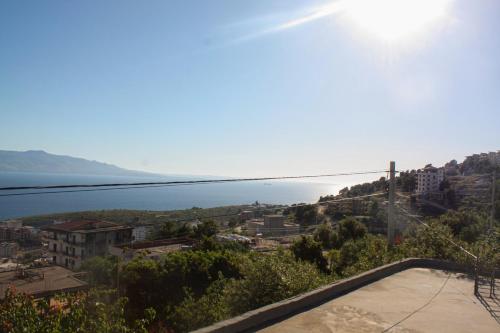 vistas a la ciudad y al océano desde una colina en Oceanfront Outlook Rooms, en Sarandë