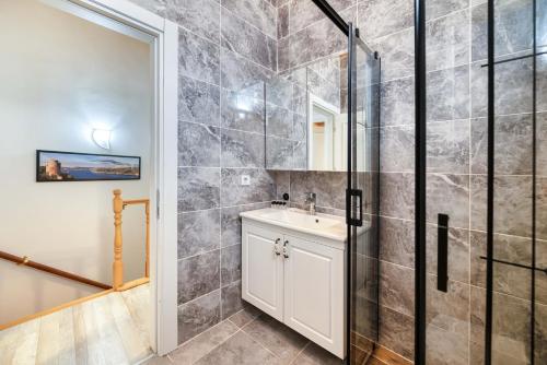 La salle de bains est pourvue d'un lavabo et d'une douche. dans l'établissement HAGİA Detached House, à Istanbul