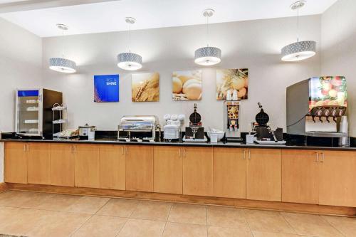 a bar in a grocery store with a counter at Comfort Suites Murfreesboro Shopping District in Murfreesboro