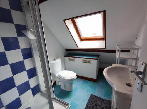 een badkamer met een toilet en een wastafel bij Studio éco près du port in Boulogne-sur-Mer