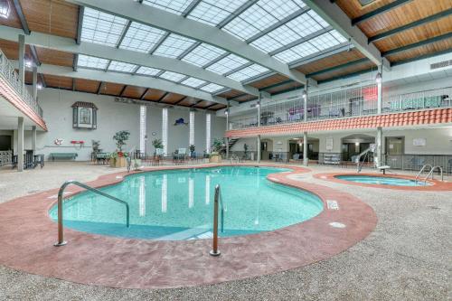 a large swimming pool in a large building at Quality Inn & Suites Downtown in Green Bay